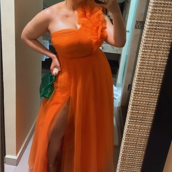 I bought two of this same dress. I will be selling the new one i did not wear. - Picture 2 of 7
